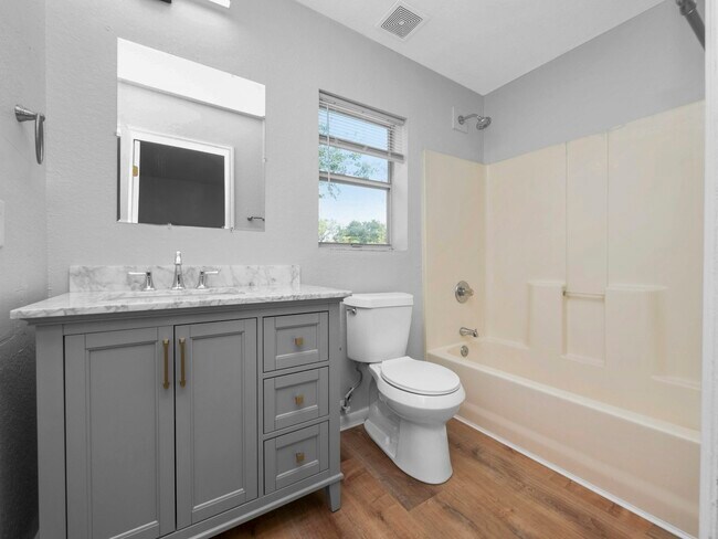 Building Photo - 2912 E Columbus Dr