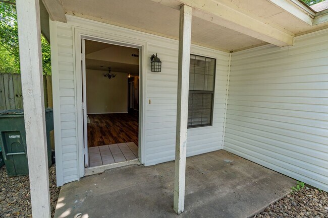 Building Photo - 559 S Ray Ave