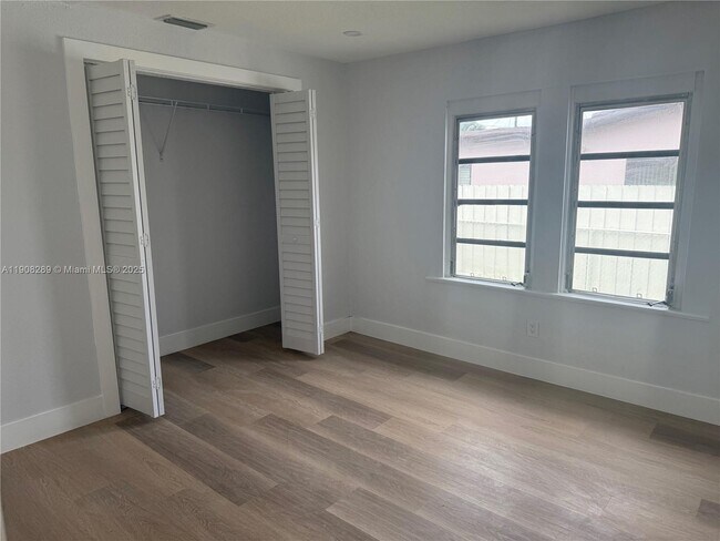 Building Photo - 8242 SW 43rd Terrace