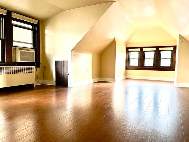 Building Photo - 219 Main St