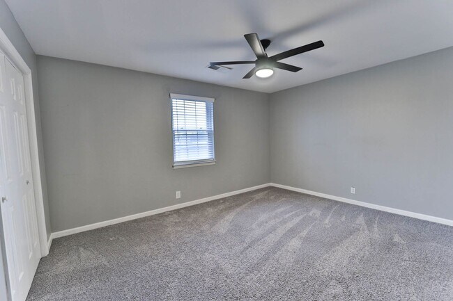 Building Photo - Great Townhome Convenient Location