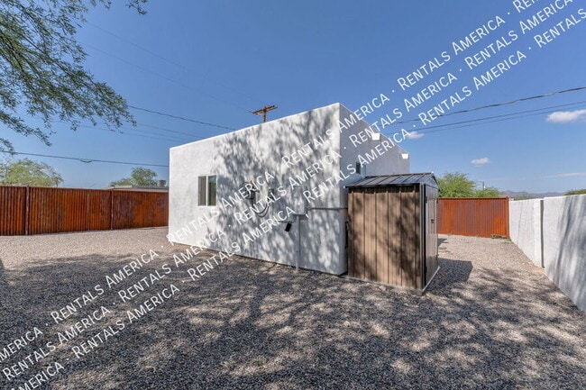Building Photo - 210 E Elm St