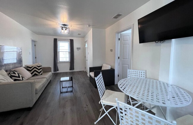 Building Photo - 4358 N Oak Park Ave