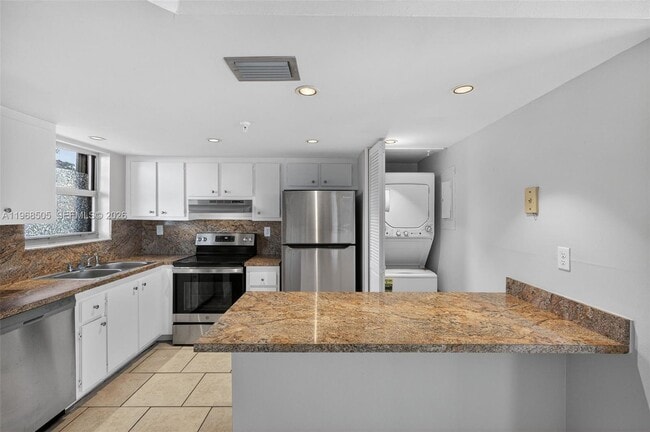 Building Photo - 555 NE 30th St