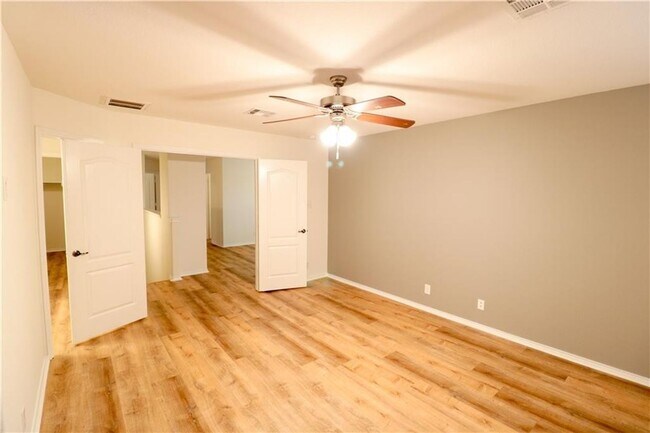 Building Photo - Beautiful 2-Level 3 BR / 2.5 BA Home for R...