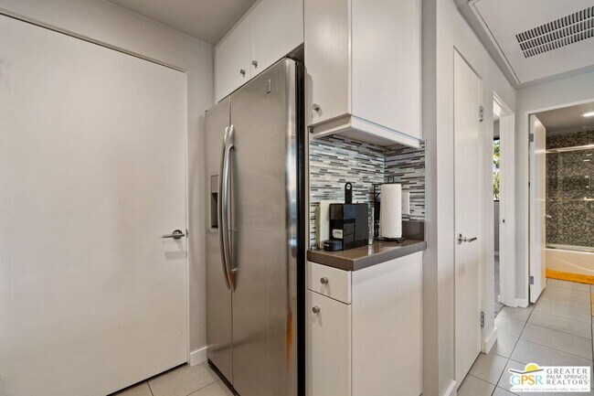 Building Photo - 930 E Palm Canyon Dr