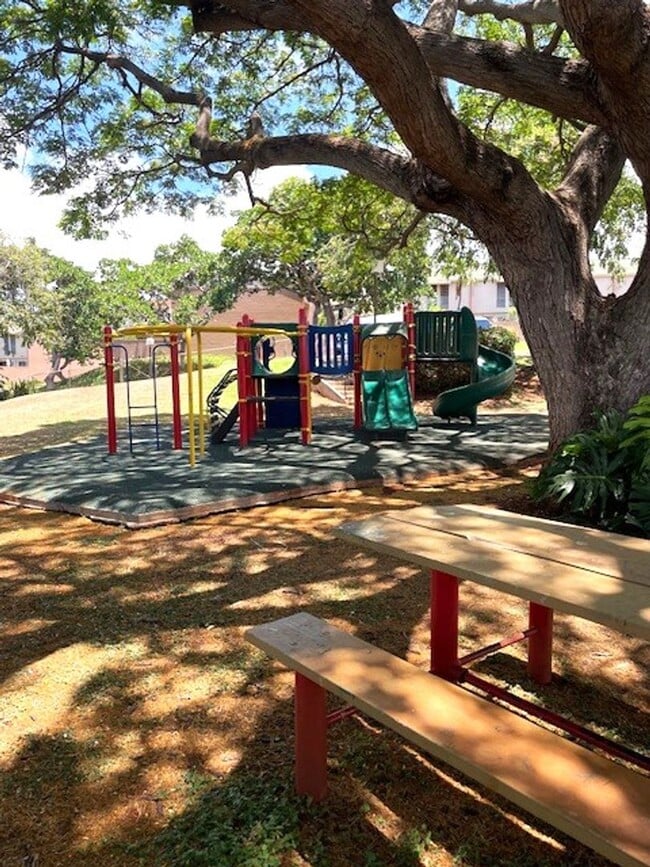 Building Photo - 4 bed/ 2 bath Townhome in Makakilo, Utilit...