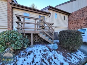 Building Photo - 1/1.5 Townhome located near Boone Golf Course!
