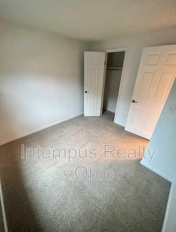 Building Photo - 2071 Stratford Ct