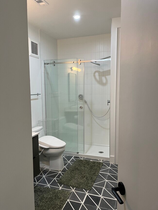 Building Photo - 2709 E 5th St