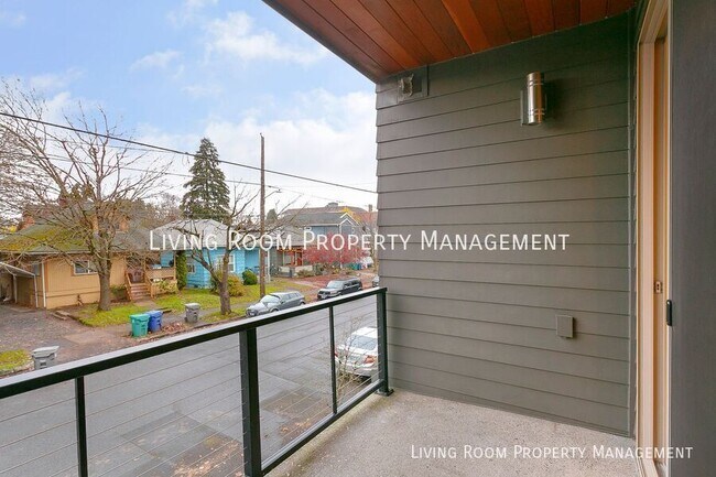 Building Photo - 736 N Webster St