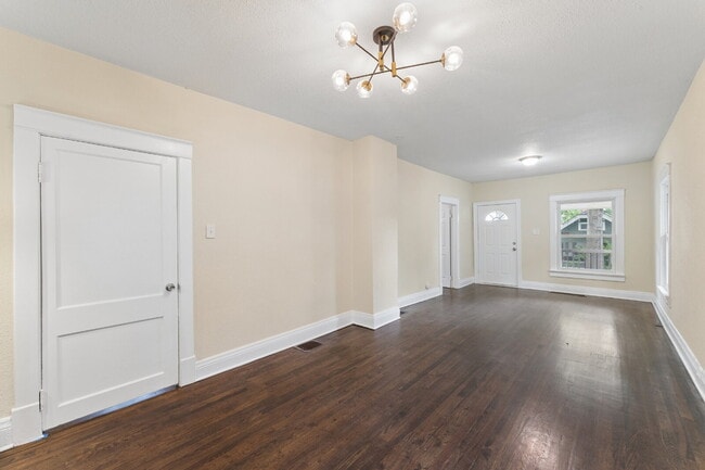 Building Photo - Charming 2-Bedroom Home!