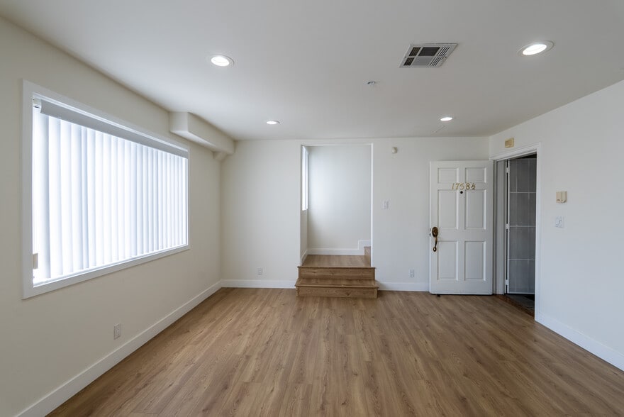 Building Photo - 1758 N Alexandria Ave