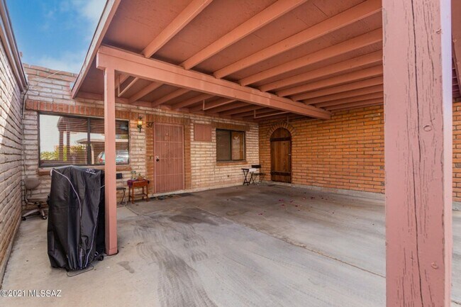 Building Photo - Charming 2 Bedroom Townhome with Private 2...