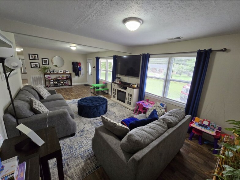 Building Photo - 6615 Winthrop Dr