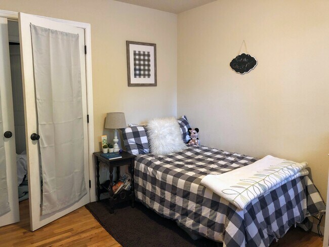 Upstairs Bed 1 - 1819 S Woodlawn St