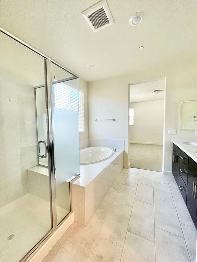 Building Photo - Beautiful 4 Bed 3 Bath Home in W Section Rohnert Park- $3,800 per month!