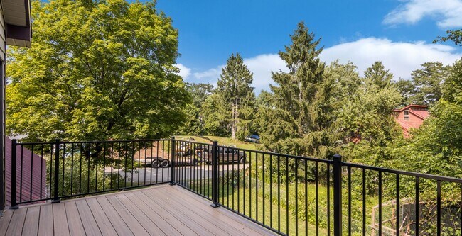 Building Photo - 3-Bedroom Home with Peekaboo Views of Silv...