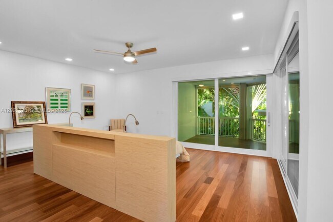 Building Photo - 2475 S Bayshore Dr