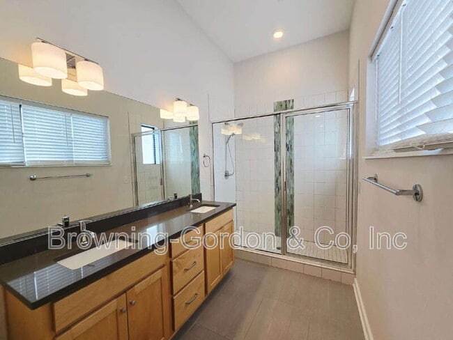 Building Photo - 1035 Chester Ave