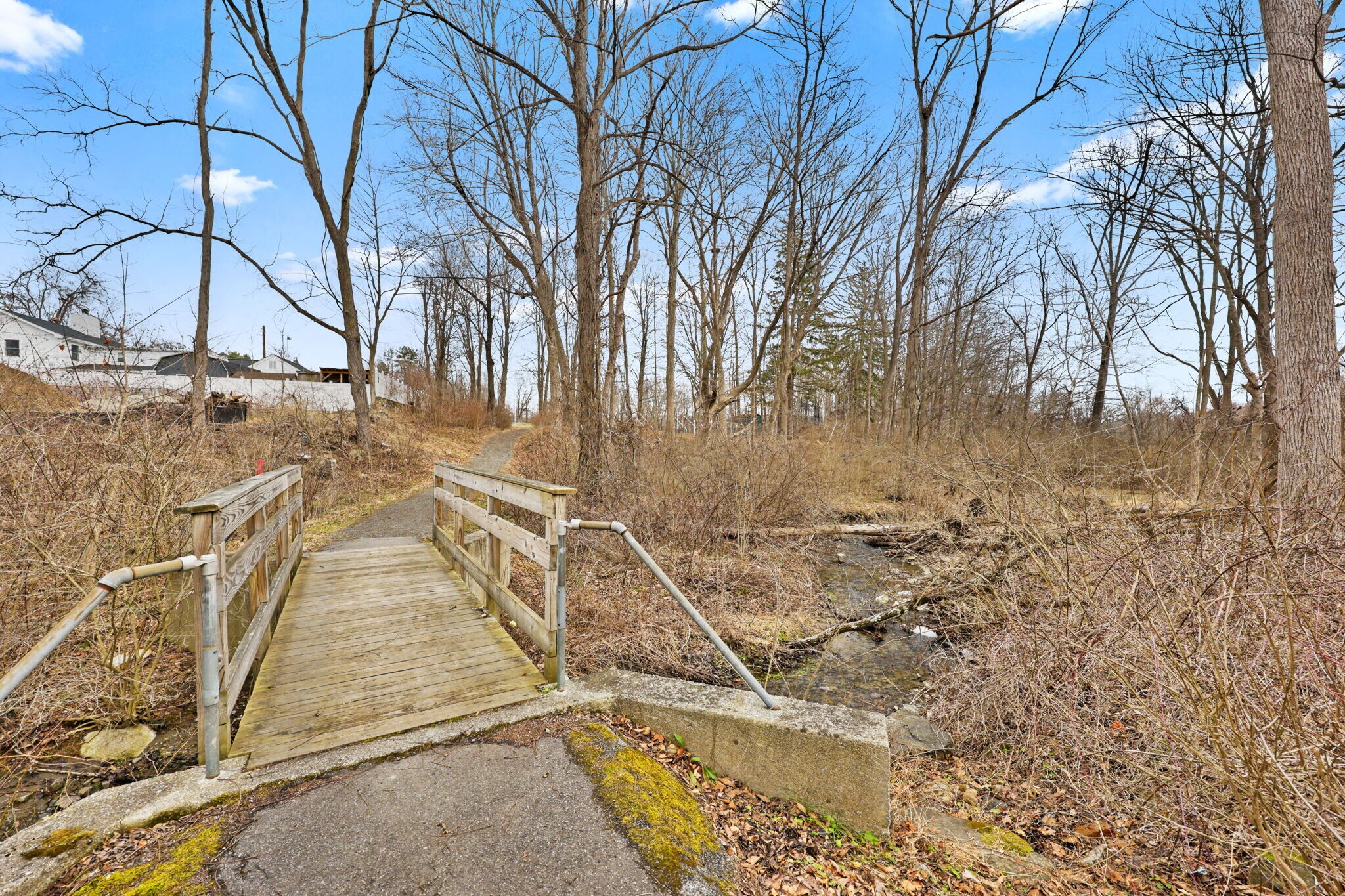 Building Photo - 2881 Meadowcrest Dr