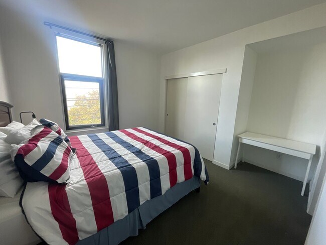 Building Photo - Spacious 3 bedroom / 2.5 Bath Apartment in...