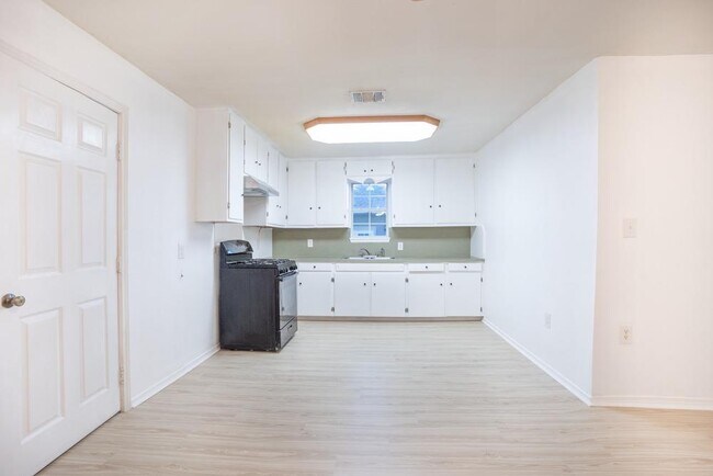 Building Photo - 207 Harris St