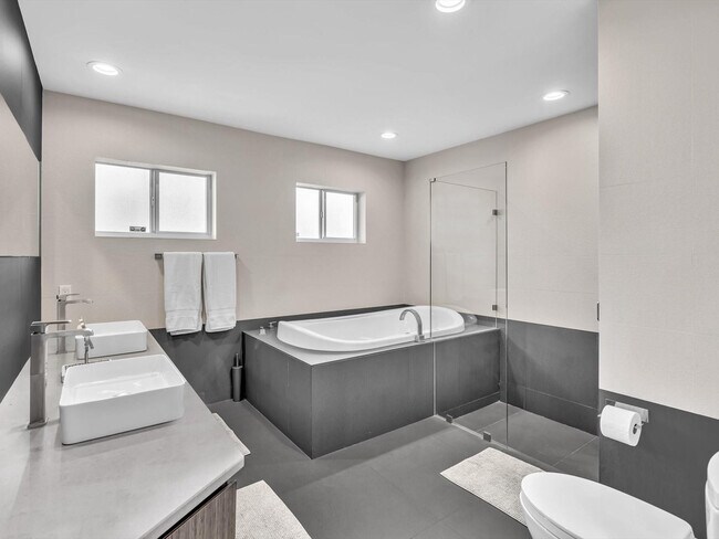 Building Photo - 1640 NE 43rd St