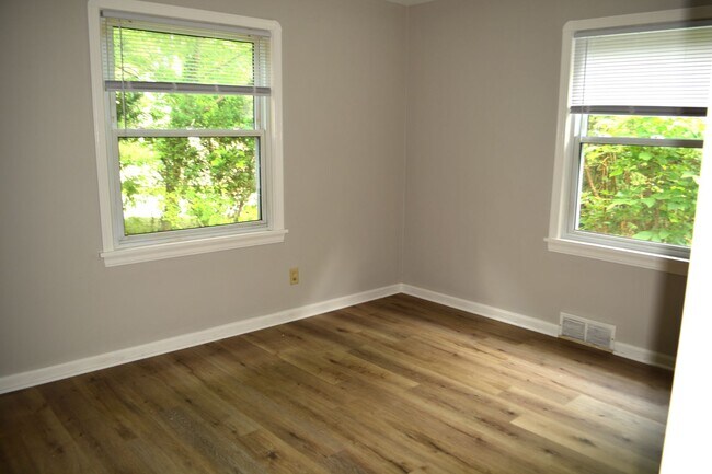 Building Photo - Charming 2-Bedroom Home in Fairview Park