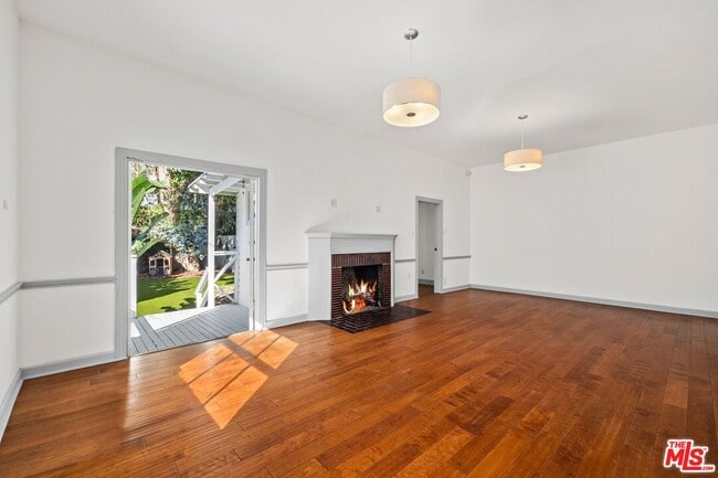 Building Photo - 153 Hollister Ave