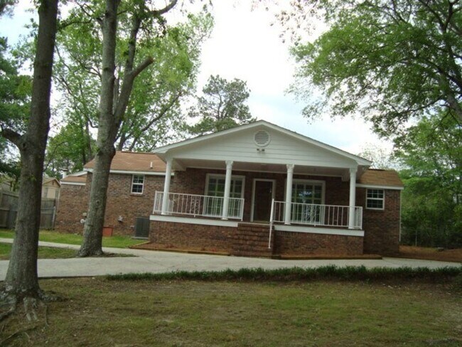 Building Photo - 3 bedroom/2 bathroom home with pool available to Rent February 1st!