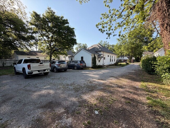 Building Photo - 335 E Burton St