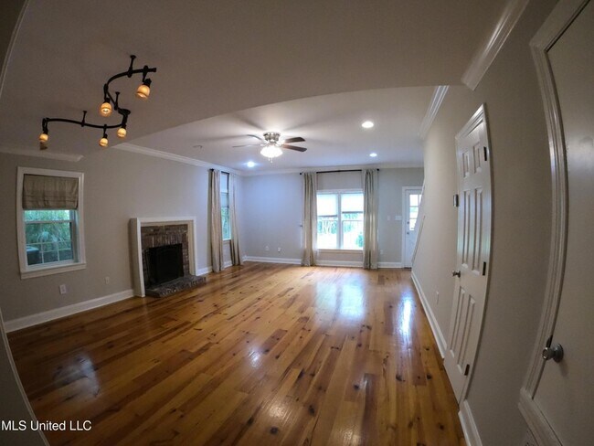 Building Photo - 1235 Linden Pl