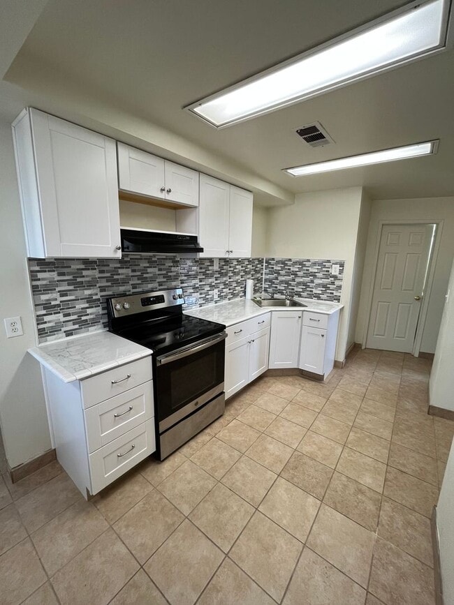 Building Photo - Country home coming soon!