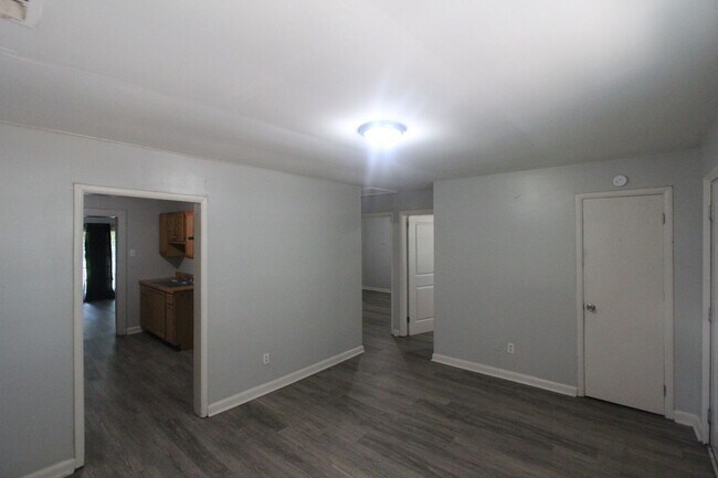 Building Photo - New On The Market!  Fresh Updates!!