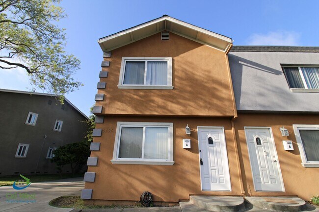 Building Photo - $3,095 2 Bedroom 1.5 Bath Bi-Level Town home