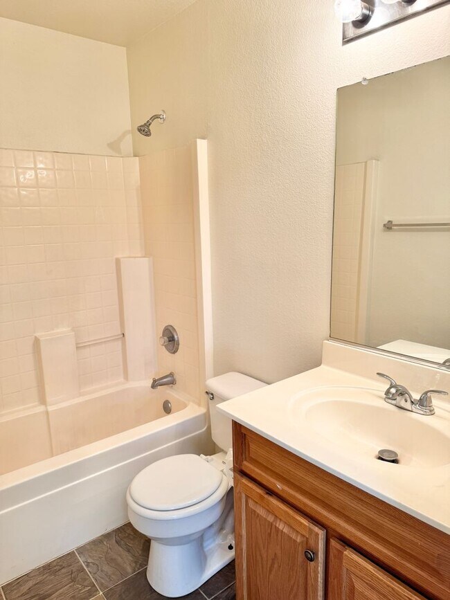 Building Photo - 3 Bedroom 2 Bath Single Level Home In Peor...