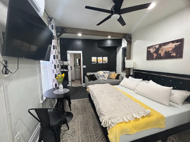 Building Photo - 859 S Grn St