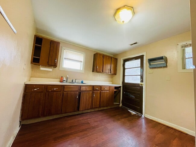 Building Photo - ***2 bedroom, 1 bath house Available July 2026!***