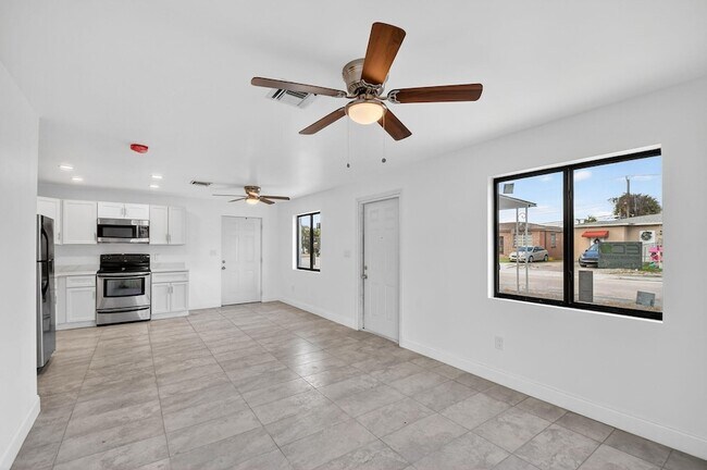 Building Photo - 917 W 2nd St