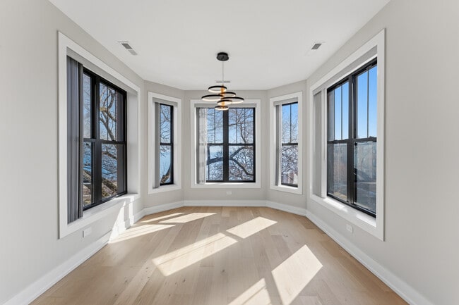 Building Photo - 7518 N Eastlake Terrace