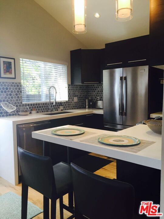 Building Photo - 559 Vernon Ave