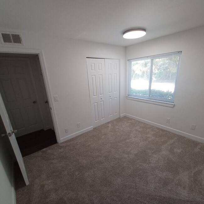 Building Photo - 3918 La Mirada Dr N