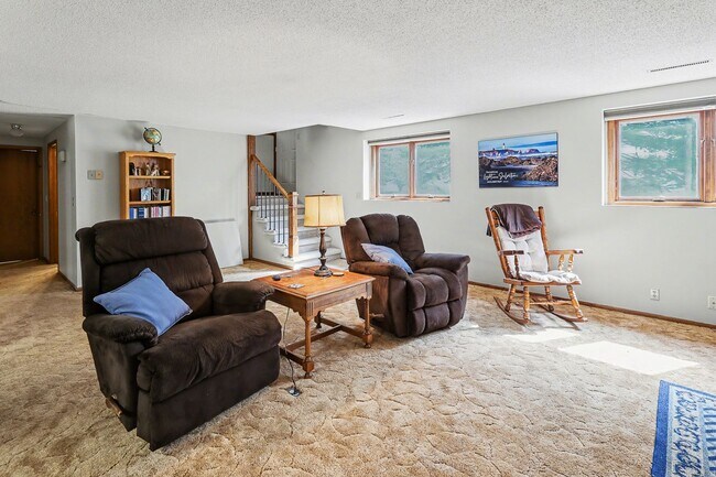 Building Photo - For Rent – 4 Bedroom Home in Sunset Hills, Pella