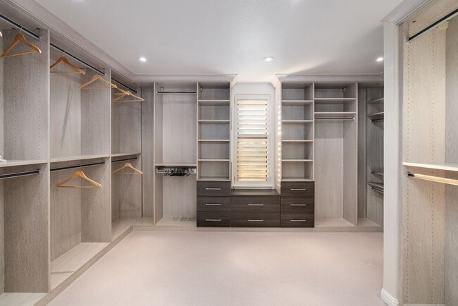 Building Photo - 4 Bed 3.5 Bath In Round Hill Estates North