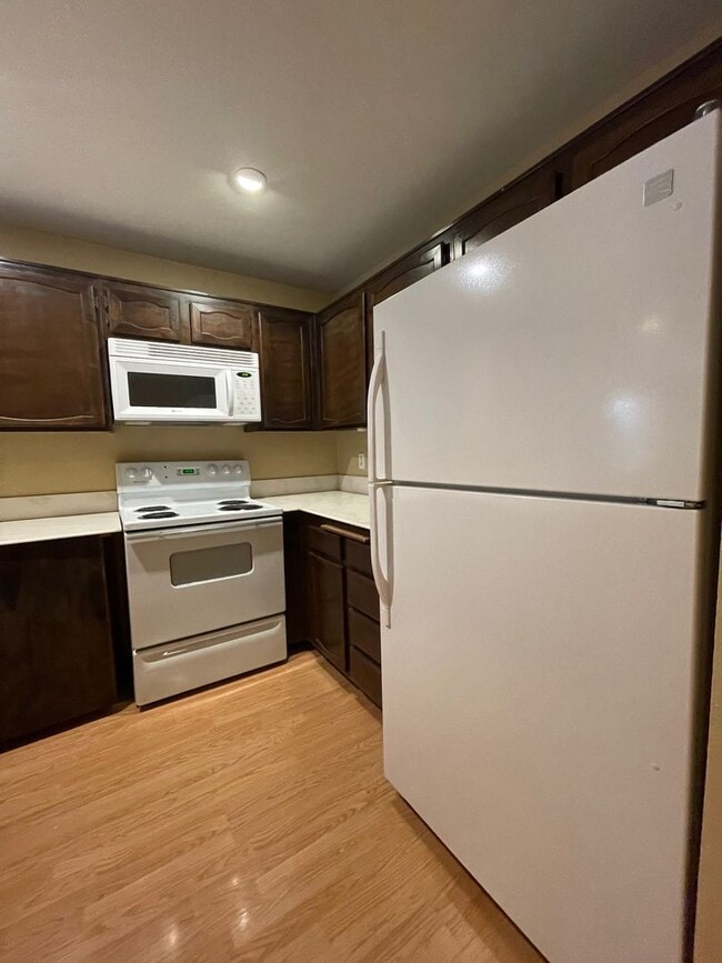Building Photo - 1 Br - 1 Ba Hillcrest Condo with Washer/Dr...