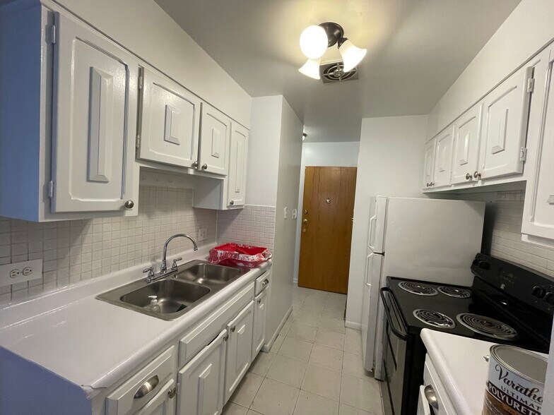 Building Photo - 5920 N Kenmore Ave
