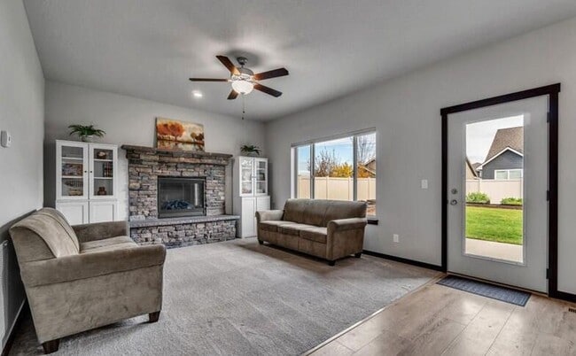 Building Photo - SINGLE FAMILY HOME IN THE FOX TAIL SUBDIVISION (APP#148)