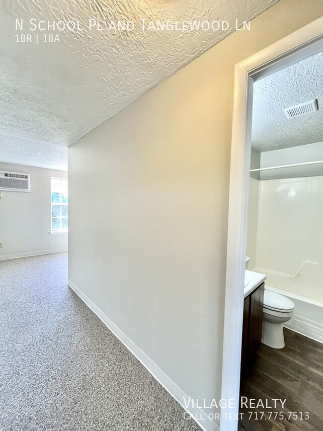 Building Photo - MOVE-IN READY! Top Floor! Roomy 1-Bed with...