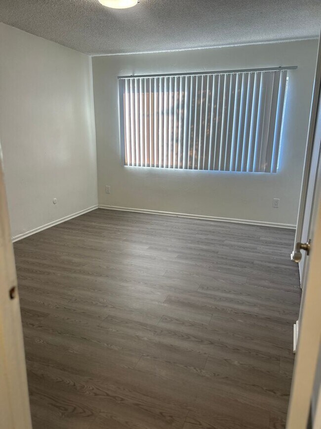 Building Photo - Bright 1 Bed / 1 Bath with Balcony & Pool – Central AC – Pet Friendly!